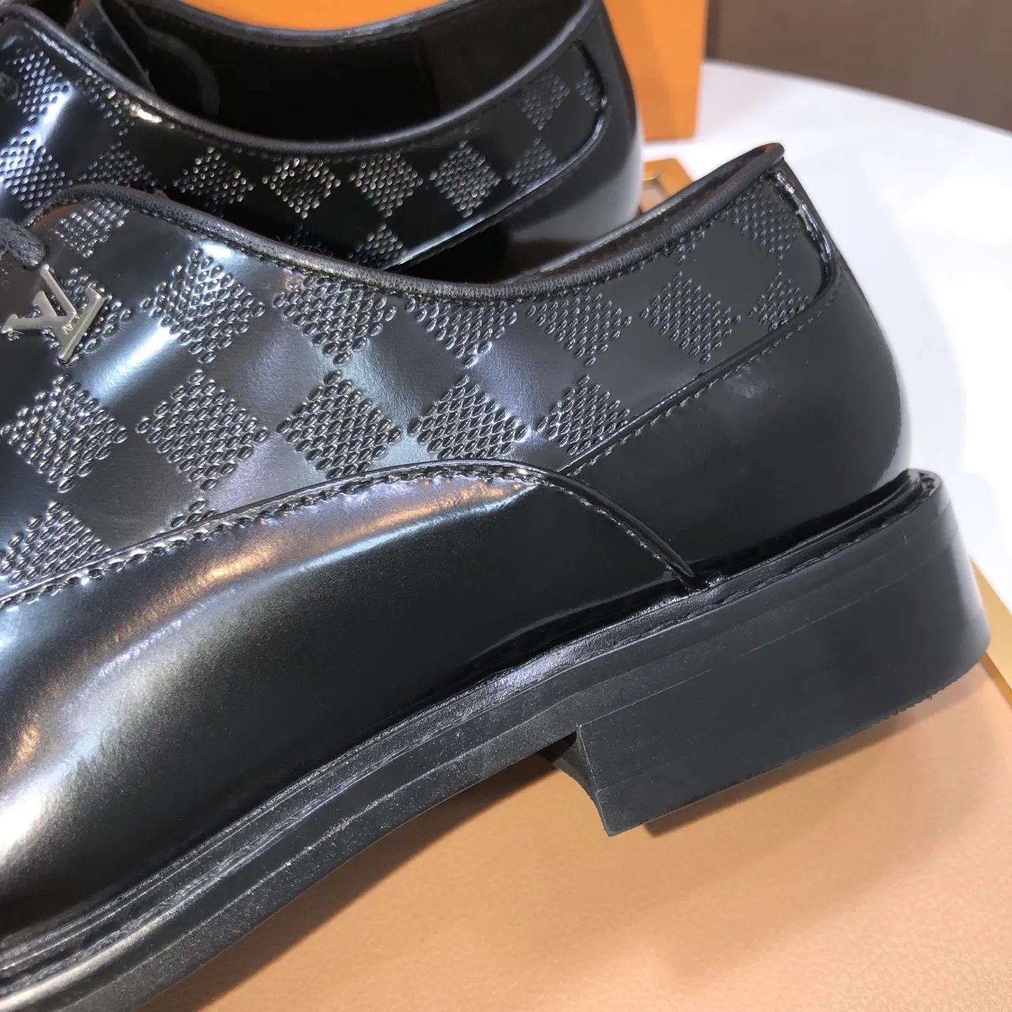 Men's men's shoes💰460💰【LV】(sheepskin lining) formal men's shoes! The high-end formal wear style is luxurious and elegant, with both practicality and style. We pay special attention to quality and details. The original version at the counter is 1:1 ultra-accurate replica👍🏻 The shoe last, leather, workmanship and comfort are not inferior! Material: imported cowhide upper, soft first layer of sheepskin! Code number: 38-45 (45 customized)